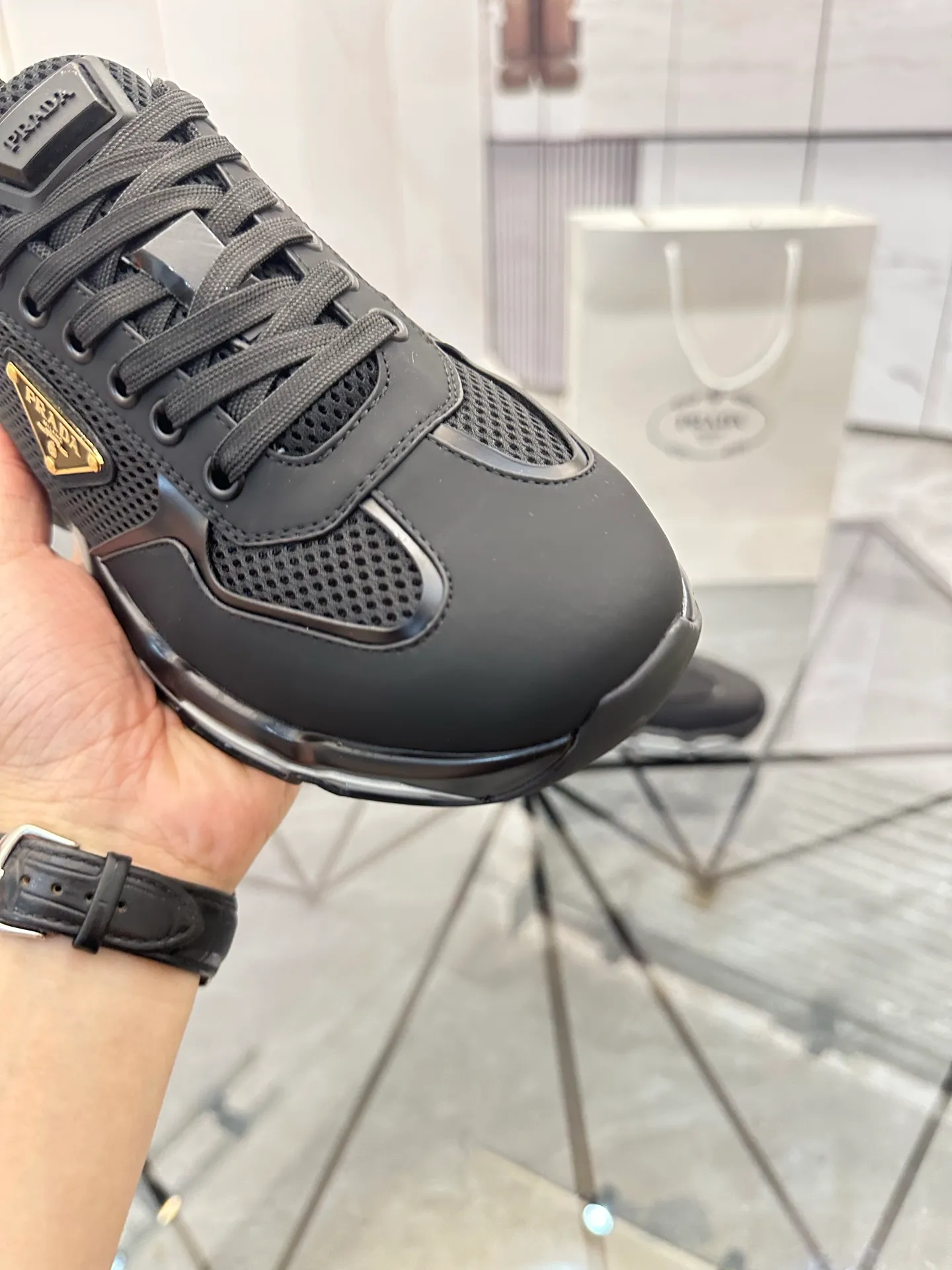 Men's shoes for sale 💰: 💰P660¥ High-end top quality Product trademark: Prada *"Prada*" low-top casual shoes Regular size: 38-45 (can be customized to 46) Product materials: Upper imported first-layer cowhide spliced ​​with original fabric, breathable lining, cowhide foot pads, original air cushion outsole. No.: 001